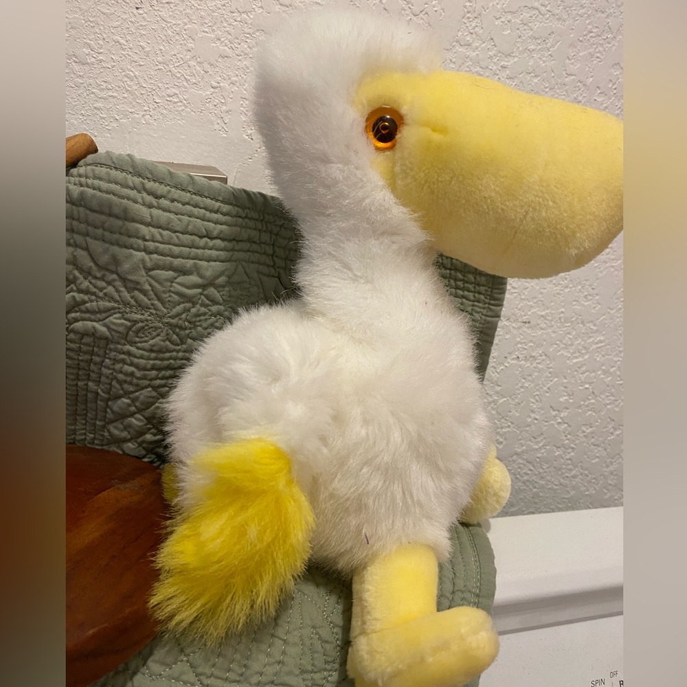 SUGAR LOAF Vtg 1992 “Pelican Plush Toy w/Brown Eyes” Size 12” Yellow/White EUC